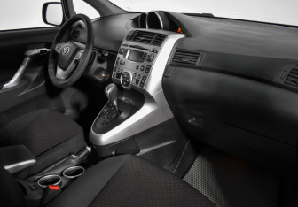 Подержанный автомобиль Toyota Verso 2010 года (14 фото)