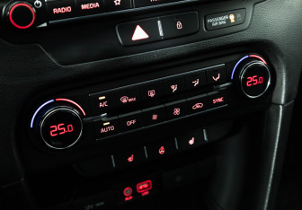 Подержанный автомобиль Kia Ceed Hatchback 2018 года (16 фото)