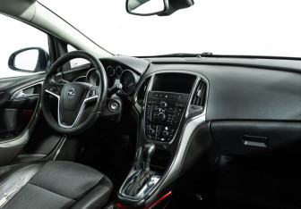 Подержанный автомобиль Opel Astra Hatchback 2010 года (9 фото)