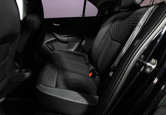 Подержанный автомобиль Skoda Rapid Liftback 2015 года (10 фото)