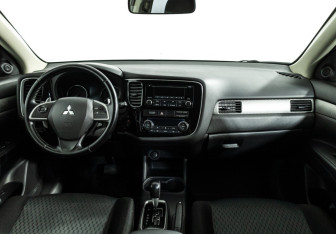 Подержанный автомобиль Mitsubishi Outlander 2013 года (13 фото)