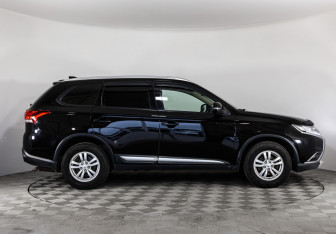 Подержанный автомобиль Mitsubishi Outlander 2017 года (4 фото)