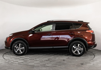 Подержанный автомобиль Toyota RAV4 2017 года (8 фото)