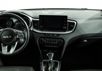 Подержанный автомобиль Kia Ceed Hatchback 2022 года (14 фото)