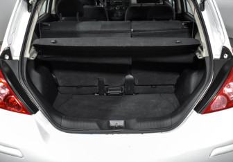 Подержанный автомобиль Nissan Tiida Hatchback 2012 года (18 фото)