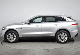Подержанный автомобиль Jaguar F-Pace 2017 года (8 фото)