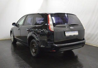 Подержанный автомобиль Ford Focus Wagon 2010 года (7 фото)