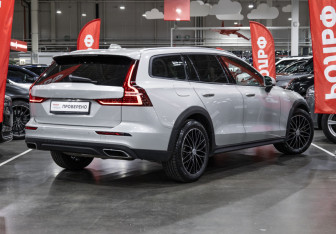 Подержанный автомобиль Volvo V60 Cross Country 2020 года (7 фото)