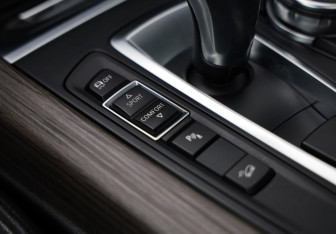 Подержанный автомобиль BMW X5 2015 года (20 фото)