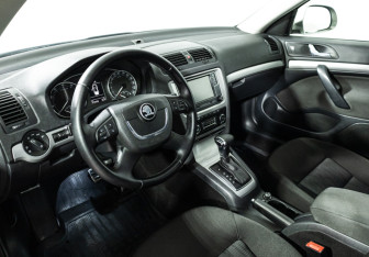 Подержанный автомобиль Skoda Octavia Liftback 2010 года (11 фото)