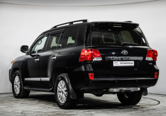 Подержанный автомобиль Toyota Land Cruiser Suv 2013 года (7 фото)