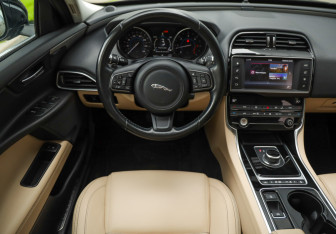 Подержанный автомобиль Jaguar XE 2017 года (12 фото)