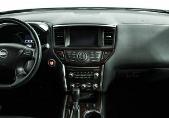 Подержанный автомобиль Nissan Pathfinder 2015 года (14 фото)