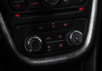 Подержанный автомобиль Opel Mokka 2014 года (15 фото)