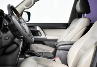 Подержанный автомобиль Toyota Land Cruiser Suv 2010 года (11 фото)