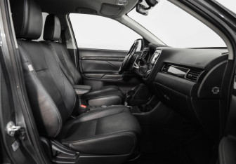 Подержанный автомобиль Mitsubishi Outlander 2016 года (21 фото)