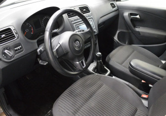 Подержанный автомобиль Volkswagen Polo Sedan 2015 года (9 фото)
