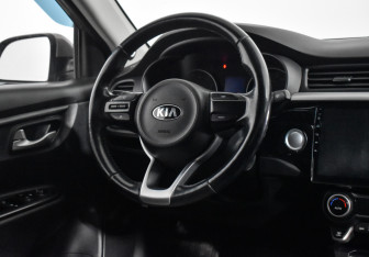 Подержанный автомобиль Kia Rio Sedan 2017 года (15 фото)