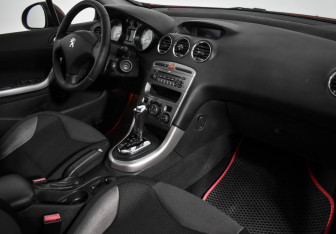 Подержанный автомобиль Peugeot 308 Hatchback 2009 года (13 фото)