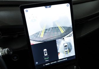 Подержанный автомобиль Geely Atlas 2023 года (17 фото)