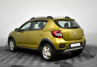 Подержанный автомобиль Renault Sandero 2016 года (7 фото)