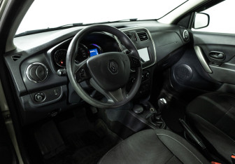 Подержанный автомобиль Renault Sandero 2015 года (11 фото)