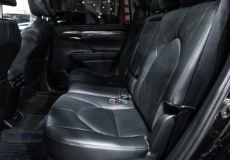 Подержанный автомобиль Toyota Highlander 2021 года (12 фото)