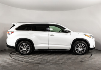 Подержанный автомобиль Toyota Highlander 2014 года (5 фото)
