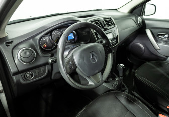 Подержанный автомобиль Renault Sandero 2017 года (11 фото)