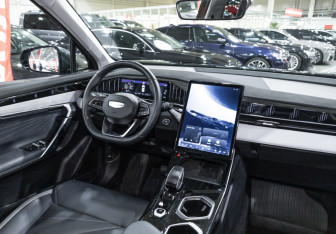Подержанный автомобиль Geely Atlas 2024 года (11 фото)