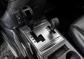 Подержанный автомобиль Mitsubishi Pajero 2011 года (11 фото)