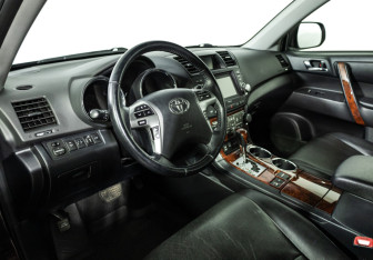 Подержанный автомобиль Toyota Highlander 2012 года (11 фото)