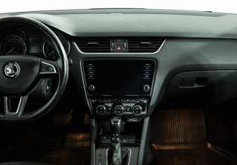 Подержанный автомобиль Skoda Octavia Liftback 2018 года (14 фото)