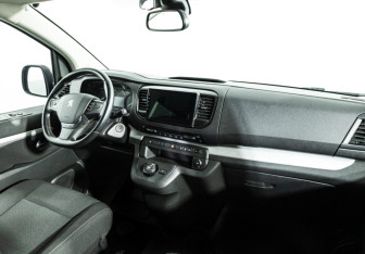 Подержанный автомобиль Peugeot Traveller 2021 года (9 фото)