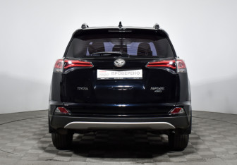 Подержанный автомобиль Toyota RAV4 2017 года (6 фото)