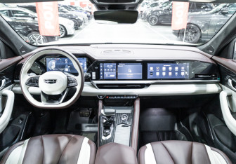 Подержанный автомобиль Geely Monjaro 2023 года (17 фото)
