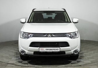 Подержанный автомобиль Mitsubishi Outlander 2013 года (2 фото)