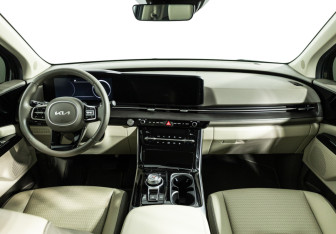 Подержанный автомобиль Kia Carnival 2022 года (13 фото)