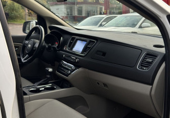 Подержанный автомобиль Kia Carnival 2020 года (10 фото)