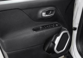 Подержанный автомобиль Jeep Renegade 2018 года (19 фото)