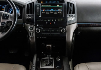 Подержанный автомобиль Toyota Land Cruiser Suv 2010 года (11 фото)