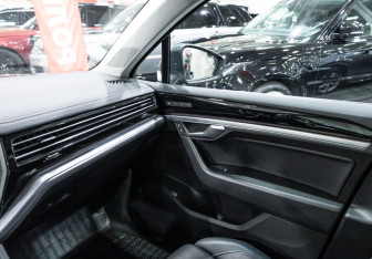 Подержанный автомобиль Volkswagen Touareg 2019 года (31 фото)