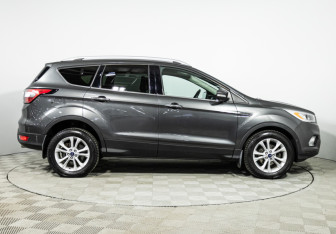 Подержанный автомобиль Ford Kuga 2017 года (4 фото)