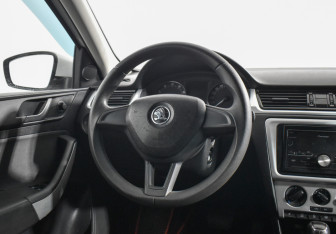Подержанный автомобиль Skoda Rapid Liftback 2016 года (14 фото)