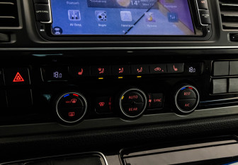 Подержанный автомобиль Volkswagen Multivan 2015 года (16 фото)