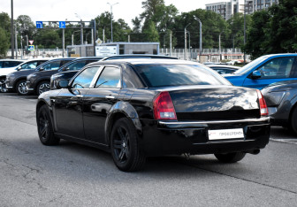 Подержанный автомобиль Chrysler 300C Sedan 2006 года (4 фото)