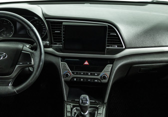 Подержанный автомобиль Hyundai Elantra Sedan 2017 года (14 фото)