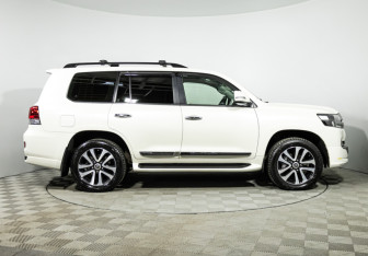 Подержанный автомобиль Toyota Land Cruiser Suv 2018 года (4 фото)