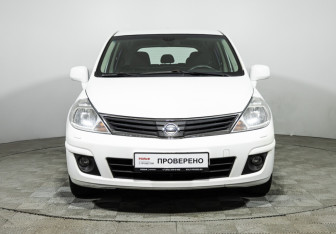 Подержанный автомобиль Nissan Tiida Hatchback 2013 года (2 фото)