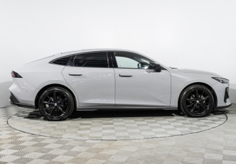 Подержанный автомобиль Changan UNI-V 2023 года (4 фото)